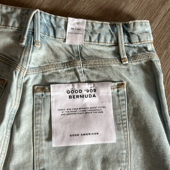 Good American 90’s Denim Shorts - Picture 2 of 4